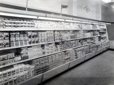 Gang met cake- en puddingmengsels, Woolworths winkel, 1956 door English Photographer